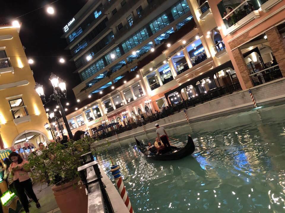 Thành phố BGC - Venice Grand Canal Mall luôn nhộn nhịp về đêm