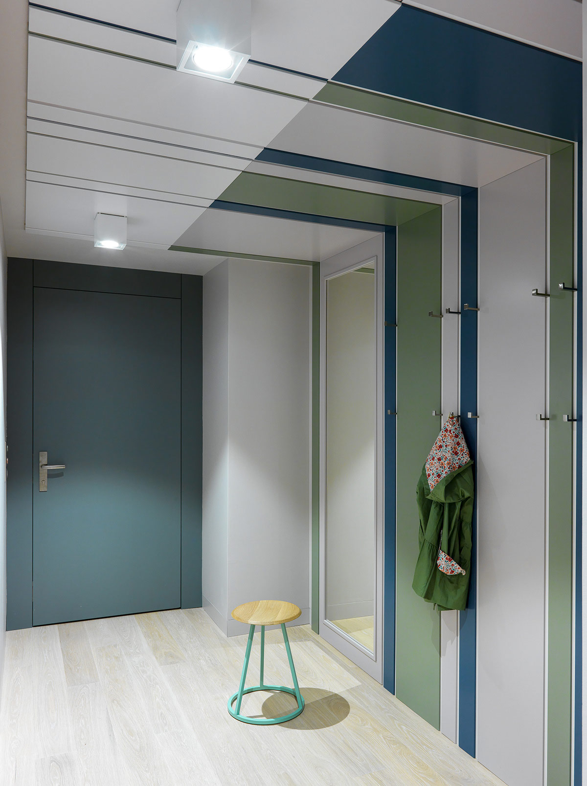 Thiết kế hành lang kết hợp màu xanh dương và xanh lá cây