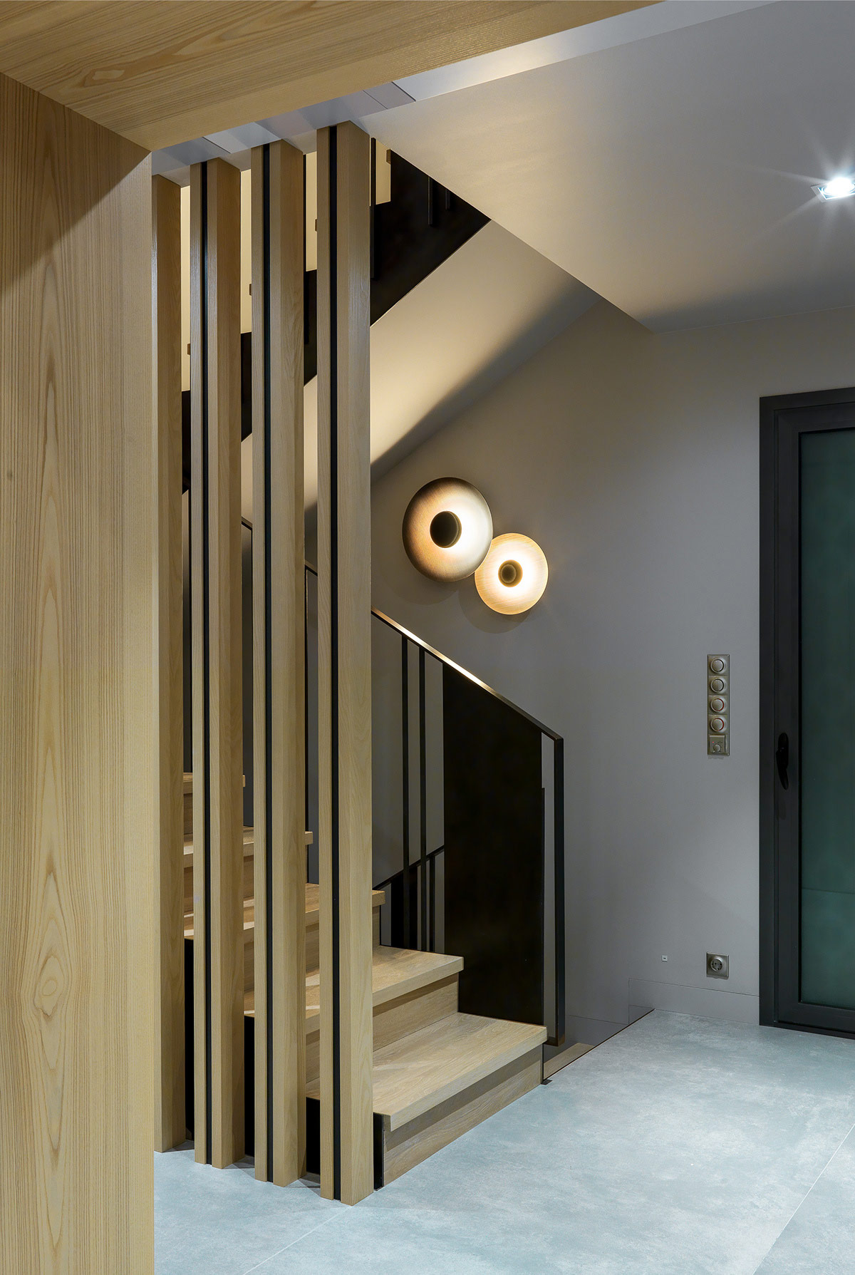 Thiết kế nội thất biệt thự đẹp với cầu thang gỗ được thiết kế thông minh